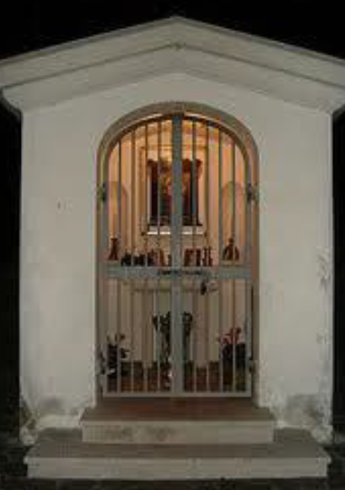 Sacello con cancelletto d'ingresso